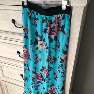 Beautiful long flowing Mimi Chica skort. Skirt with shorts attached inside.